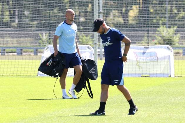 DEU, DFL, 2. FBL Hertha BSC, Training, 13.08.2024, Sportforum, Berlin, DEU, DFL, 2. FBL Hertha BSC, Training, im Bild Toni Leistner (Hertha BSC Berlin 37), Co-Trainer Patrick Ebert (Hertha BSC Berlin) DFL - regulations prohibit any use of Photographs as image sequences and or quasi-video Foto: Juergen Engler nordphoto GmbH