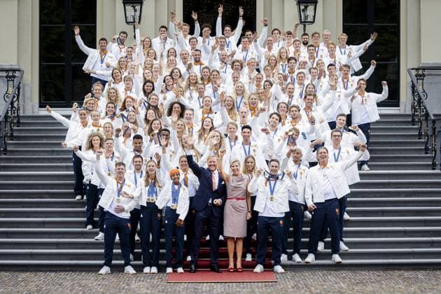 Bilder des Jahres 2024, Sport 08 August Sport Themen der Woche KW33 Sport Bilder des Tages THE HAGUE - King Willem-Alexander and Queen Maxima during a group photo at Huis ten Bosch Palace with the Dutch medal winners of the 2024 Summer Olympics in Paris. ANP RAMON VAN FLYMEN xVIxANPxSportx xxANPxIVx 505930488 originalFilename: 505930488.jpg