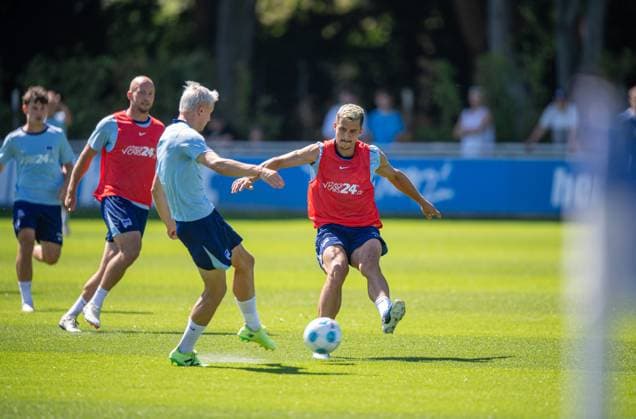 Fussball, Herren, Saison 2024 25, 2. Bundesliga, Hertha BSC, Training, v.l. Toni Leistner (Hertha BSC), Marten Winkler (Hertha BSC), Marc Oliver Kempf (Hertha BSC), 13.08. 2024,