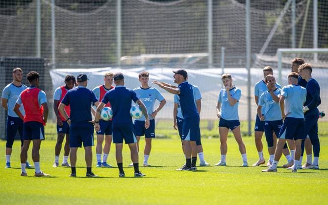 Fussball, Herren, Saison 2024 25, 2. Bundesliga, Hertha BSC, Training, Ansprache von Trainer Cristian Fiel (Hertha BSC) im Kreis, 13.08. 2024,