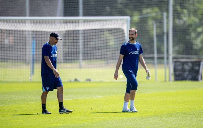 Fussball, Herren, Saison 2024 25, 2. Bundesliga, Hertha BSC, Training, v.l. Trainer Cristian Fiel (Hertha BSC), Torhüter Marius Gersbeck (Hertha BSC), 13.08. 2024,