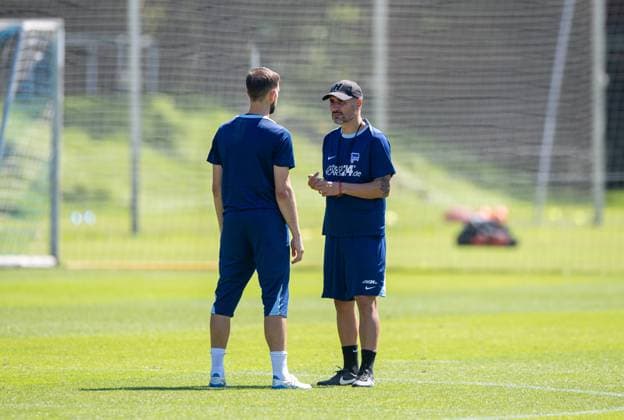 Fussball, Herren, Saison 2024 25, 2. Bundesliga, Hertha BSC, Training, v.l. Torhüter Marius Gersbeck (Hertha BSC), Trainer Cristian Fiel (Hertha BSC), 13.08. 2024,