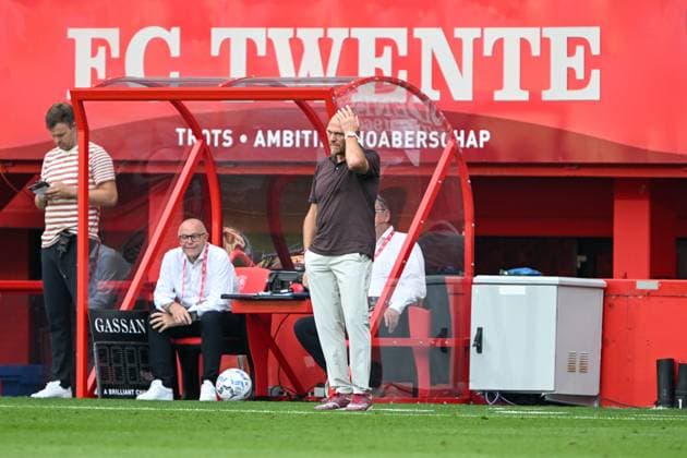 Champions-League-Qualifikation - Twente Enschede - RB Salzburg am 13.08.2024 im De Grolsch Veste in Enschede Joseph Oosting (Trainer - Enschede) unzufrieden, enttäuscht, enttaeuscht, niedergeschlagen.