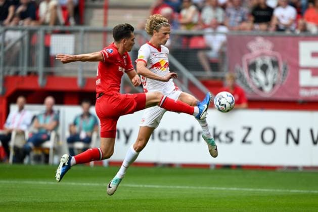 Champions-League-Qualifikation - Twente Enschede - RB Salzburg am 13.08.2024 im De Grolsch Veste in Enschede Tor zum 0:1. Torschuetze Torschütze Maurits Kjaergaard (Salzburg) mit dem Treffer zum 0:1.