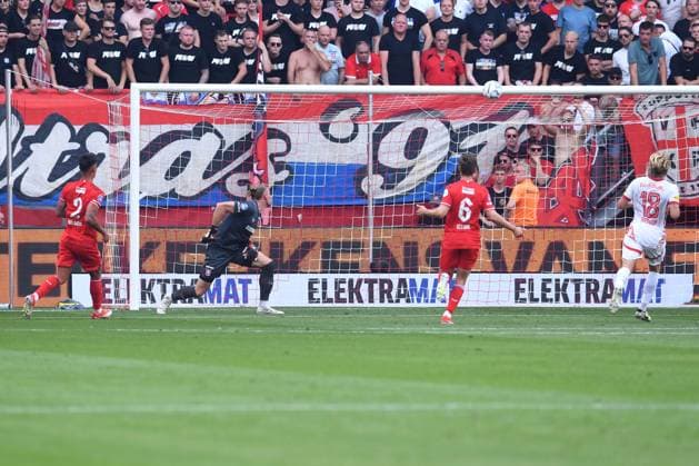 Fußball UEFA Champions League Qualifikation 3. Runde FC Twente - FC Salzburg am 13.08.2024 im Stadion De Grolsch Veste in Enschede Tor zum 0:1 durch Maurits Kjaergaard ( Salzburg )