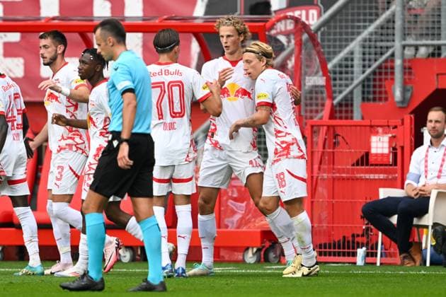 Champions-League-Qualifikation - Twente Enschede - RB Salzburg am 13.08.2024 im De Grolsch Veste in Enschede Jubel, Torjubel, Torschuetze, Torschütze Maurits Kjaergaard (Salzburg) jubelt nach seinem Tor zum 0:1