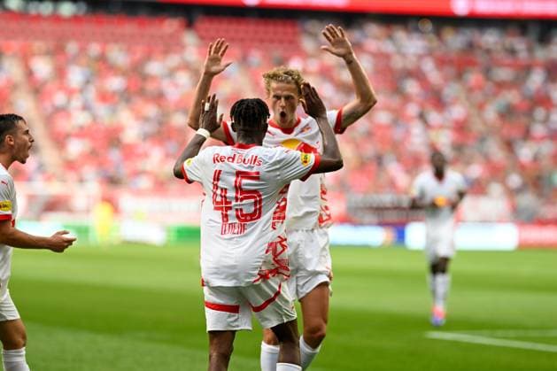 Champions-League-Qualifikation - Twente Enschede - RB Salzburg am 13.08.2024 im De Grolsch Veste in Enschede Jubel, Torjubel, Torschuetze, Torschütze Dorgeles Nene (Salzburg) jubelt nach seinem Tor zum 0:2 mit Maurits Kjaergaard (Salzburg).