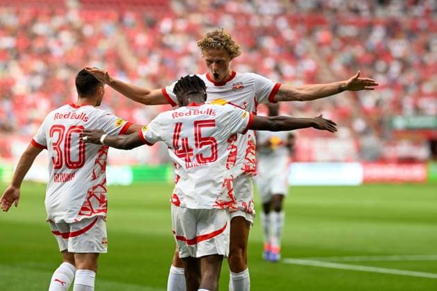 Champions-League-Qualifikation - Twente Enschede - RB Salzburg am 13.08.2024 im De Grolsch Veste in Enschede Jubel, Torjubel, Torschuetze, Torschütze Dorgeles Nene (Salzburg) jubelt nach seinem Tor zum 0:2 mit Maurits Kjaergaard (Salzburg).