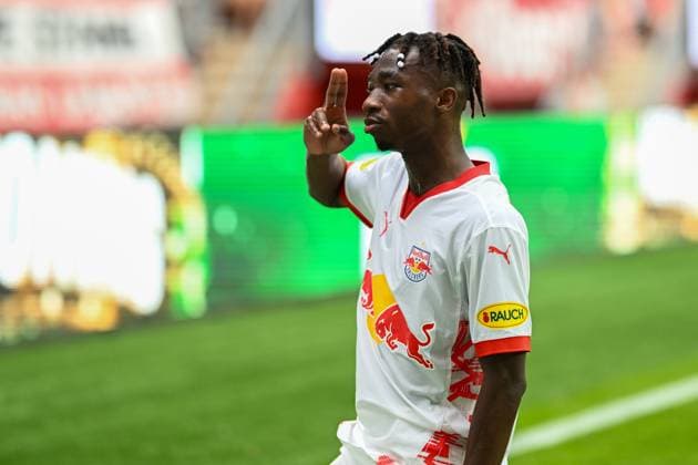 Champions-League-Qualifikation - Twente Enschede - RB Salzburg am 13.08.2024 im De Grolsch Veste in Enschede Jubel, Torjubel, Torschuetze, Torschütze Dorgeles Nene (Salzburg) jubelt nach seinem Tor zum 0:2.