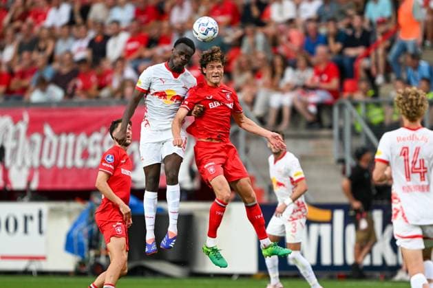 Champions-League-Qualifikation - Twente Enschede - RB Salzburg am 13.08.2024 im De Grolsch Veste in Enschede Samson Baidoo (Salzburg) im Zweikampf gegen Sam Lammers (Enschede).