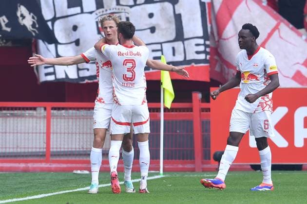 Fußball UEFA Champions League Qualifikation 3. Runde FC Twente - FC Salzburg am 13.08.2024 im Stadion De Grolsch Veste in Enschede Torjubel zum 0:1 durch Maurits Kjaergaard ( Salzburg )