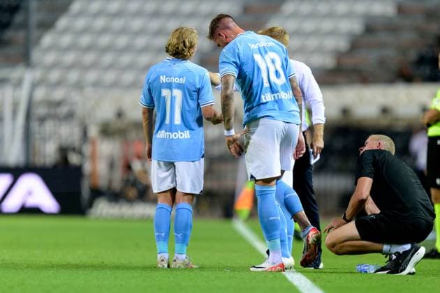 240813 Pontus Jansson of Malmö FF receives medical treatment during the UEFA Champions League football match between PAOK and Malmö FF on August 13, 2024 in Thessaloniki. Photo: Mathilda Ahlberg BILDBYRAN kod MA MA0703 fotboll football soccer fotball champions league paok malmö ff bbeng bbauto skada Copyright: MATHILDAxAHLBERG BB240813MA033