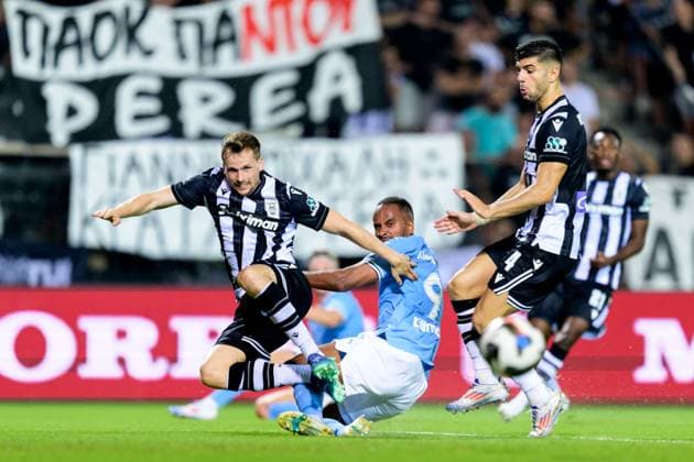 240813 Thomas Murg och Konstantinos Koulierakis of PAOK against Isaac Kiese Thelin of Malmö FF during the UEFA Champions League football match between PAOK and Malmö FF on August 13, 2024 in Thessaloniki. Photo: Mathilda Ahlberg BILDBYRAN kod MA MA0703 fotboll football soccer fotball champions league paok malmö ff bbeng Copyright: MATHILDAxAHLBERG BB240813MA037