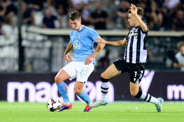 240813 Lasse Berg Johnsen of Malmö FF and Ioannis Konstantelias of PAOK during the UEFA Champions League football match between PAOK and Malmö FF on August 13, 2024 in Thessaloniki. Photo: Mathilda Ahlberg BILDBYRAN kod MA MA0703 fotboll football soccer fotball champions league paok malmö ff bbeng Copyright: MATHILDAxAHLBERG BB240813MA041