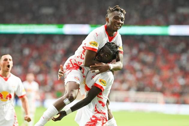 Champions-League-Qualifikation - Twente Enschede - RB Salzburg am 13.08.2024 im De Grolsch Veste in Enschede Jubel, Torjubel, Torschuetze, Torschütze Moussa Kounfolo Yeo (Salzburg) jubelt nach seinem Tor zum 1:3.