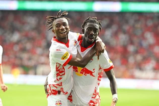 Champions-League-Qualifikation - Twente Enschede - RB Salzburg am 13.08.2024 im De Grolsch Veste in Enschede Jubel, Torjubel, Torschuetze, Torschütze Moussa Kounfolo Yeo (Salzburg) jubelt nach seinem Tor zum 1:3 mit Dorgeles Nene (Salzburg).