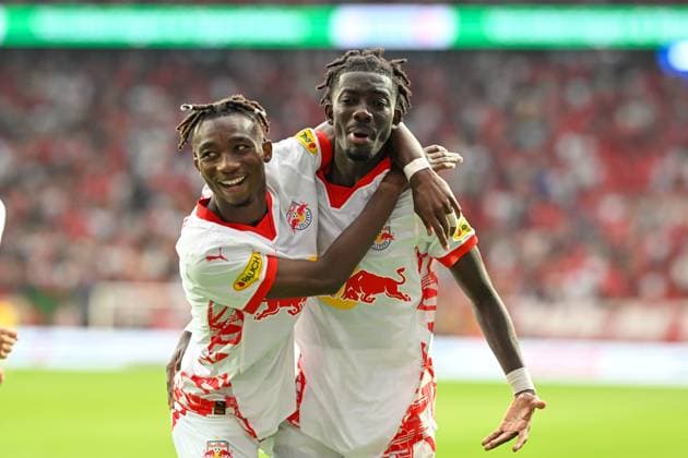 Champions-League-Qualifikation - Twente Enschede - RB Salzburg am 13.08.2024 im De Grolsch Veste in Enschede Jubel, Torjubel, Torschuetze, Torschütze Moussa Kounfolo Yeo (Salzburg) jubelt nach seinem Tor zum 1:3 mit Dorgeles Nene (Salzburg).