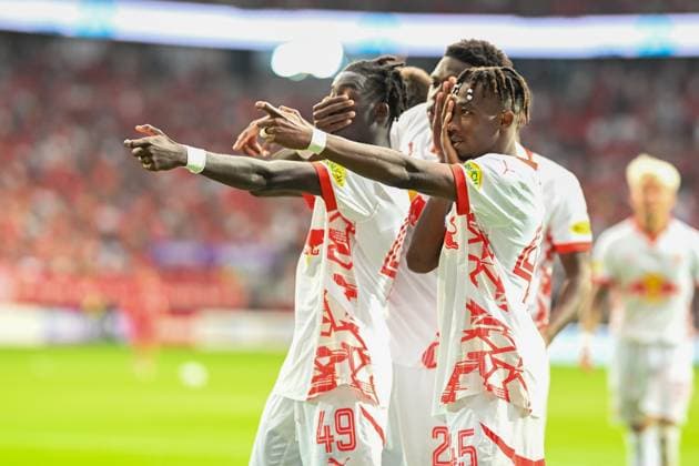 Champions-League-Qualifikation - Twente Enschede - RB Salzburg am 13.08.2024 im De Grolsch Veste in Enschede Jubel, Torjubel, Torschuetze, Torschütze Moussa Kounfolo Yeo (Salzburg) jubelt nach seinem Tor zum 1:3 mit Dorgeles Nene (Salzburg).