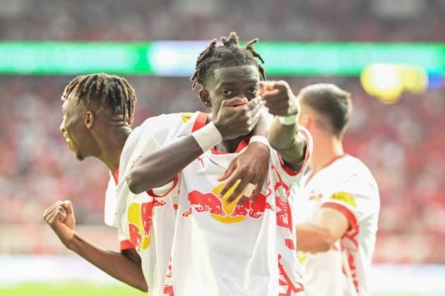 Champions-League-Qualifikation - Twente Enschede - RB Salzburg am 13.08.2024 im De Grolsch Veste in Enschede Jubel, Torjubel, Torschuetze, Torschütze Moussa Kounfolo Yeo (Salzburg) jubelt nach seinem Tor zum 1:3 mit Dorgeles Nene (Salzburg).
