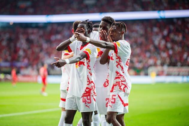 13.08.2024 - Fußball, 2024 2025, Champions League Qualifikation, 3. Runde, FC Twente Enschede - RB Salzburg: (L-R) Moussa Kounfolo Yeo (Salzburg) jubelt nach seinem Tor zum 1:3 mit Lucas Gourna-Douath (Salzburg), Dorgeles Nene (Salzburg)