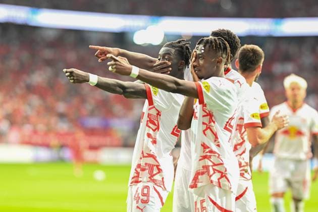Champions-League-Qualifikation - Twente Enschede - RB Salzburg am 13.08.2024 im De Grolsch Veste in Enschede Jubel, Torjubel, Torschuetze, Torschütze Moussa Kounfolo Yeo (Salzburg) jubelt nach seinem Tor zum 1:3 mit Dorgeles Nene (Salzburg).