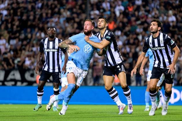 240813 Pontus Jansson of Malmö FF and Konstantinos Koulierakis of PAOK during the UEFA Champions League football match between PAOK and Malmö FF on August 13, 2024 in Thessaloniki. Photo: Mathilda Ahlberg BILDBYRAN kod MA MA0703 fotboll football soccer fotball champions league paok malmö ff bbeng Copyright: MATHILDAxAHLBERG BB240813MA045
