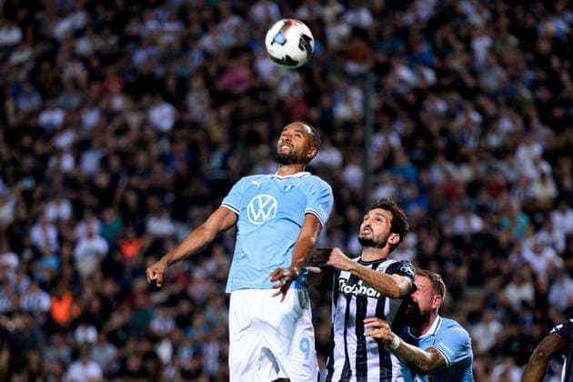 240813 Isaac Kiese Thelin of Malmö FF and Mady Camara of PAOK during the UEFA Champions League football match between PAOK and Malmö FF on August 13, 2024 in Thessaloniki. Photo: Mathilda Ahlberg BILDBYRAN kod MA MA0703 fotboll football soccer fotball champions league paok malmö ff bbeng Copyright: MATHILDAxAHLBERG BB240813MA046