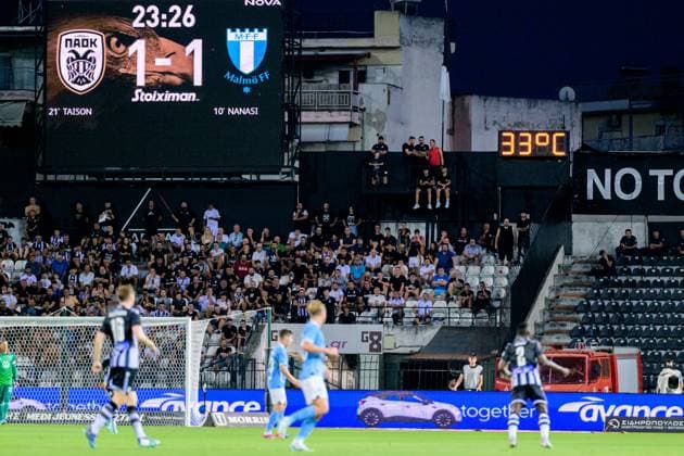 240813 A sign showing 33 degrees Celsius during the UEFA Champions League football match between PAOK and Malmö FF on August 13, 2024 in Thessaloniki. Photo: Mathilda Ahlberg BILDBYRAN kod MA MA0703 fotboll football soccer fotball champions league paok malmö ff bbeng Copyright: MATHILDAxAHLBERG BB240813MA051