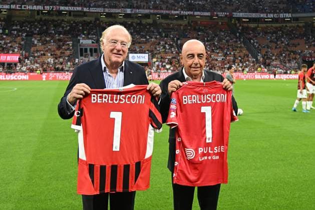 Sport Themen der Woche KW33 Sport Bilder des Tages Adriano Galliani and Paolo Scaroni with Silvio Berlusconi jersey before the Silvio Berlusconi Trophy (Trofeo Berlusconi) soccer match between Milan and Monza, at the San Siro stadium in Milan, Italy - Tuesday, August 13, 2024. - Soccer .  Copyright: xStudioxBuzzix