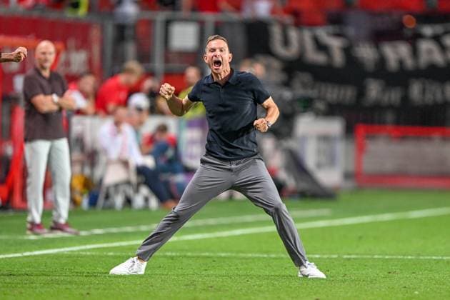 Champions-League-Qualifikation - Twente Enschede - RB Salzburg am 13.08.2024 im De Grolsch Veste in Enschede Pepijn Lijnders (Trainer - Salzburg) jubelt nach dem Spiel.
