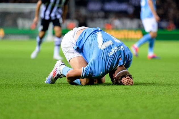 240813 Jens Stryger Larsen of Malmö FF in pain during the UEFA Champions League football match between PAOK and Malmö FF on August 13, 2024 in Thessaloniki. Photo: Mathilda Ahlberg BILDBYRAN kod MA MA0703 fotboll football soccer fotball champions league paok malmö ff bbeng skada Copyright: MATHILDAxAHLBERG BB240813MA062
