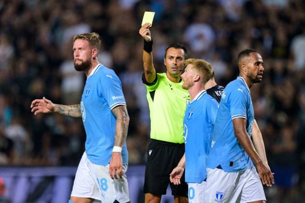 240813 Pontus Jansson of Malmö FF receives a yellow card from referee Marco Di Bello during the UEFA Champions League football match between PAOK and Malmö FF on August 13, 2024 in Thessaloniki. Photo: Mathilda Ahlberg BILDBYRAN kod MA MA0703 fotboll football soccer fotball champions league paok malmö ff bbeng Copyright: MATHILDAxAHLBERG BB240813MA072