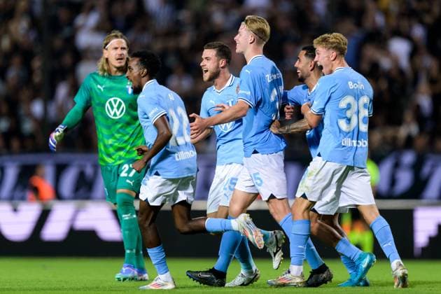 240813 Nils Zätterström of Malmö FF celebrates with team mates after 3-3 during the UEFA Champions League football match between PAOK and Malmö FF on August 13, 2024 in Thessaloniki. Photo: Mathilda Ahlberg BILDBYRAN kod MA MA0703 fotboll football soccer fotball champions league paok malmö ff bbeng jubel Copyright: MATHILDAxAHLBERG BB240813MA075
