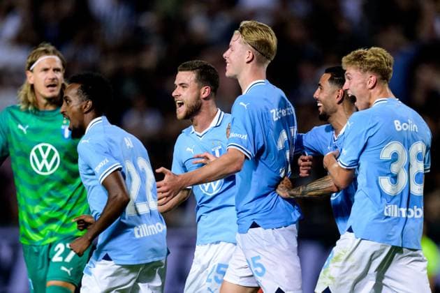 240813 Nils Zätterström of Malmö FF celebrates with team mates after 3-3 during the UEFA Champions League football match between PAOK and Malmö FF on August 13, 2024 in Thessaloniki. Photo: Mathilda Ahlberg BILDBYRAN kod MA MA0703 fotboll football soccer fotball champions league paok malmö ff bbeng jubel Copyright: MATHILDAxAHLBERG BB240813MA077
