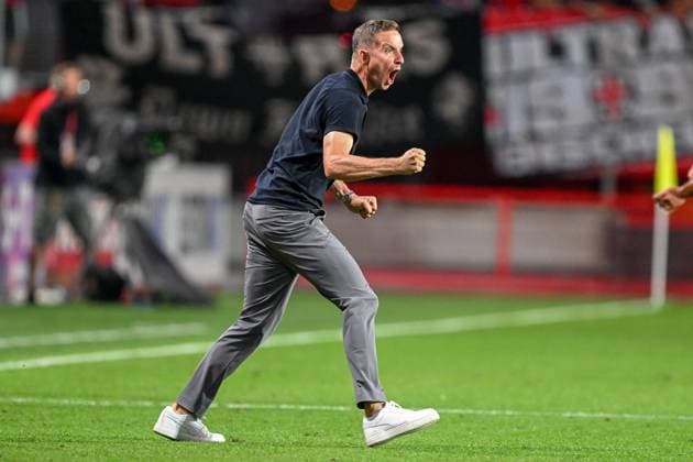 Champions-League-Qualifikation - Twente Enschede - RB Salzburg am 13.08.2024 im De Grolsch Veste in Enschede Pepijn Lijnders (Trainer - Salzburg) jubelt nach dem Spiel.