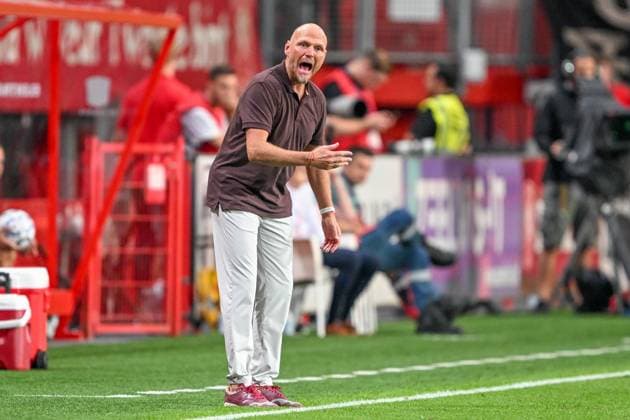 Champions-League-Qualifikation - Twente Enschede - RB Salzburg am 13.08.2024 im De Grolsch Veste in Enschede Joseph Oosting (Trainer - Enschede) nachdenklich.