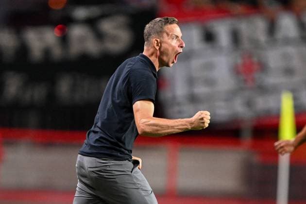 Champions-League-Qualifikation - Twente Enschede - RB Salzburg am 13.08.2024 im De Grolsch Veste in Enschede Pepijn Lijnders (Trainer - Salzburg) jubelt nach dem Spiel.