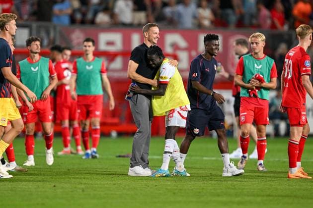 Champions-League-Qualifikation - Twente Enschede - RB Salzburg am 13.08.2024 im De Grolsch Veste in Enschede Pepijn Lijnders (Trainer - Salzburg) jubelt nach dem Spiel mit Moussa Kounfolo Yeo (Salzburg)