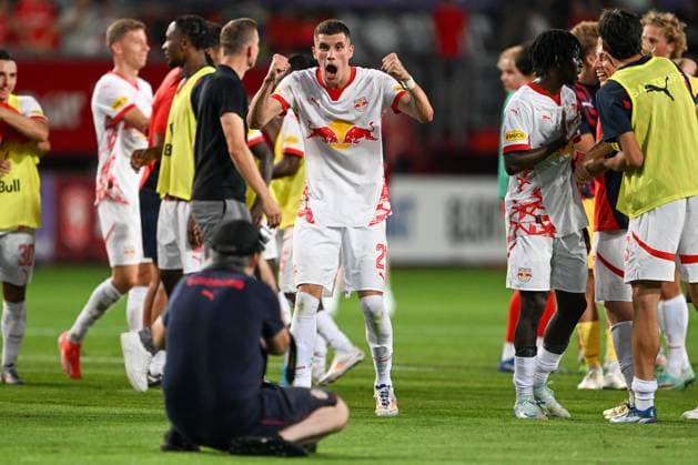 Champions-League-Qualifikation - Twente Enschede - RB Salzburg am 13.08.2024 im De Grolsch Veste in Enschede Petar Ratkov (Salzburg) jubelt nach dem Spiel.