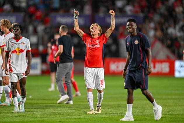 Champions-League-Qualifikation - Twente Enschede - RB Salzburg am 13.08.2024 im De Grolsch Veste in Enschede Mads Bidstrup (Salzburg) jubelt nach dem Spiel.