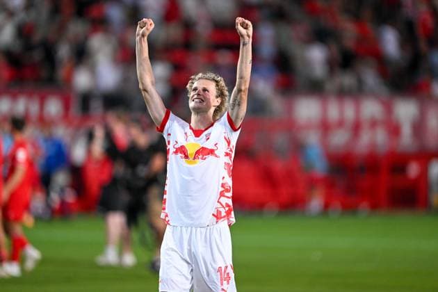 Champions-League-Qualifikation - Twente Enschede - RB Salzburg am 13.08.2024 im De Grolsch Veste in Enschede Maurits Kjaergaard (Salzburg) jubelt nach dem Spiel.