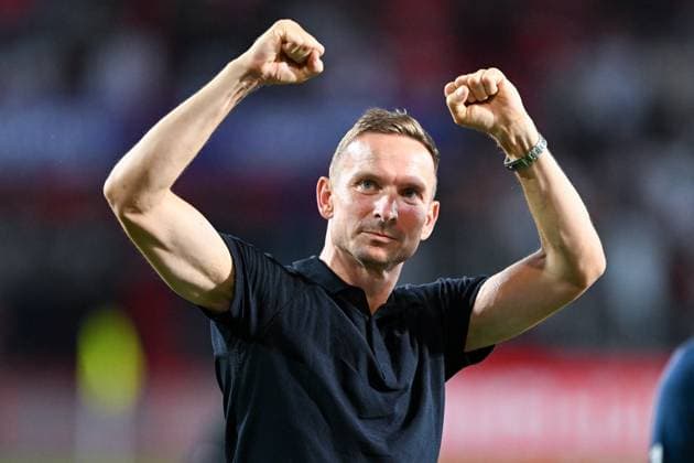 Champions-League-Qualifikation - Twente Enschede - RB Salzburg am 13.08.2024 im De Grolsch Veste in Enschede Pepijn Lijnders (Trainer - Salzburg) jubelt nach dem Spiel.
