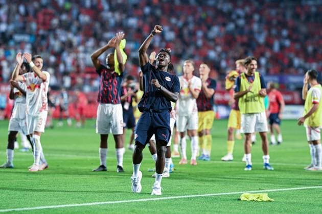 Champions-League-Qualifikation - Twente Enschede - RB Salzburg am 13.08.2024 im De Grolsch Veste in Enschede Spieler des RB Salzburg jubelt nach dem Spiel.