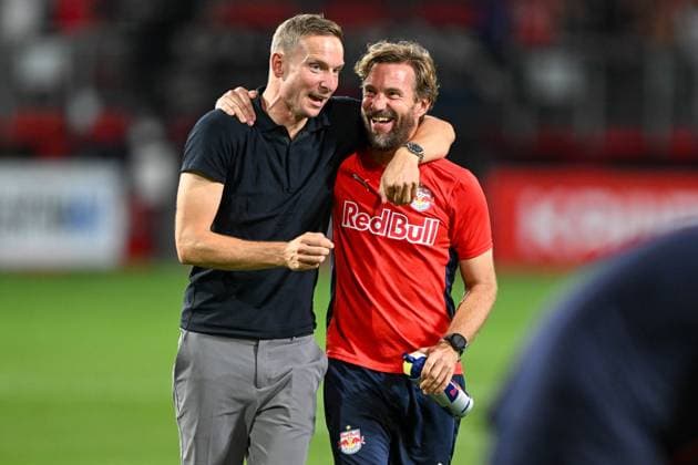 Champions-League-Qualifikation - Twente Enschede - RB Salzburg am 13.08.2024 im De Grolsch Veste in Enschede Pepijn Lijnders (Trainer - Salzburg) jubelt nach dem Spiel.