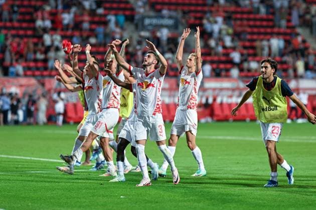 Champions-League-Qualifikation - Twente Enschede - RB Salzburg am 13.08.2024 im De Grolsch Veste in Enschede Spieler des RB Salzburg jubelt nach dem Spiel.