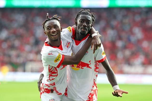 Champions-League-Qualifikation - Twente Enschede - RB Salzburg am 13.08.2024 im De Grolsch Veste in Enschede Jubel, Torjubel, Torschuetze, Torschütze Moussa Kounfolo Yeo (Salzburg) jubelt nach seinem Tor zum 1:3 mit Dorgeles Nene (Salzburg).