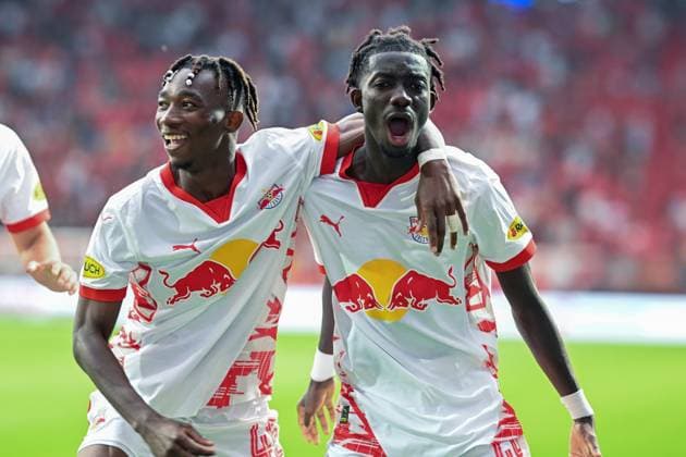 Sport Bilder des Tages Champions-League-Qualifikation - Twente Enschede - RB Salzburg am 13.08.2024 im De Grolsch Veste in Enschede Jubel, Torjubel, Torschuetze, Torschütze Moussa Kounfolo Yeo (Salzburg) jubelt nach seinem Tor zum 1:3 mit Dorgeles Nene (Salzburg).