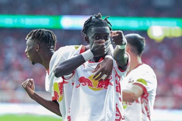Champions-League-Qualifikation - Twente Enschede - RB Salzburg am 13.08.2024 im De Grolsch Veste in Enschede Jubel, Torjubel, Torschuetze, Torschütze Moussa Kounfolo Yeo (Salzburg) jubelt nach seinem Tor zum 1:3 mit Dorgeles Nene (Salzburg).