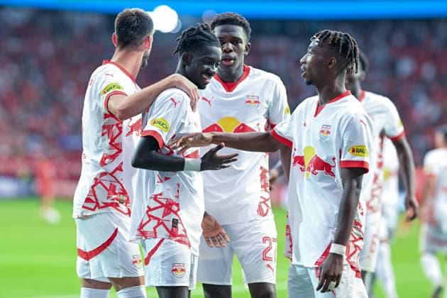 Champions-League-Qualifikation - Twente Enschede - RB Salzburg am 13.08.2024 im De Grolsch Veste in Enschede Jubel, Torjubel, Torschuetze, Torschütze Moussa Kounfolo Yeo (Salzburg) jubelt nach seinem Tor zum 1:3 mit Dorgeles Nene (Salzburg).