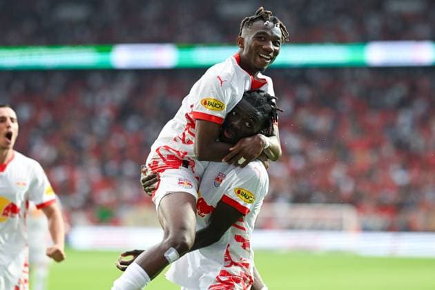 Champions-League-Qualifikation - Twente Enschede - RB Salzburg am 13.08.2024 im De Grolsch Veste in Enschede Jubel, Torjubel, Torschuetze, Torschütze Moussa Kounfolo Yeo (Salzburg) jubelt nach seinem Tor zum 1:3 mit Dorgeles Nene (Salzburg).